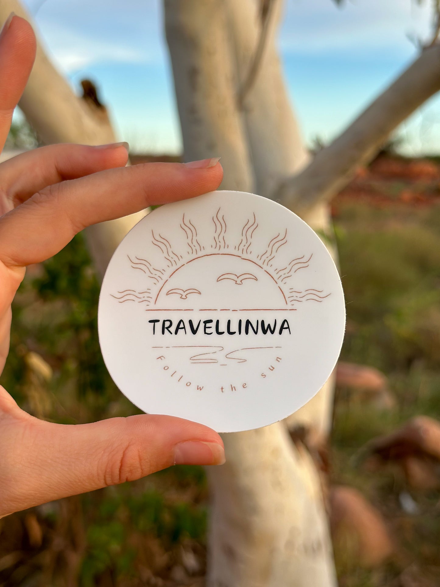Round 'Travellinwa - Follow the sun' sticker