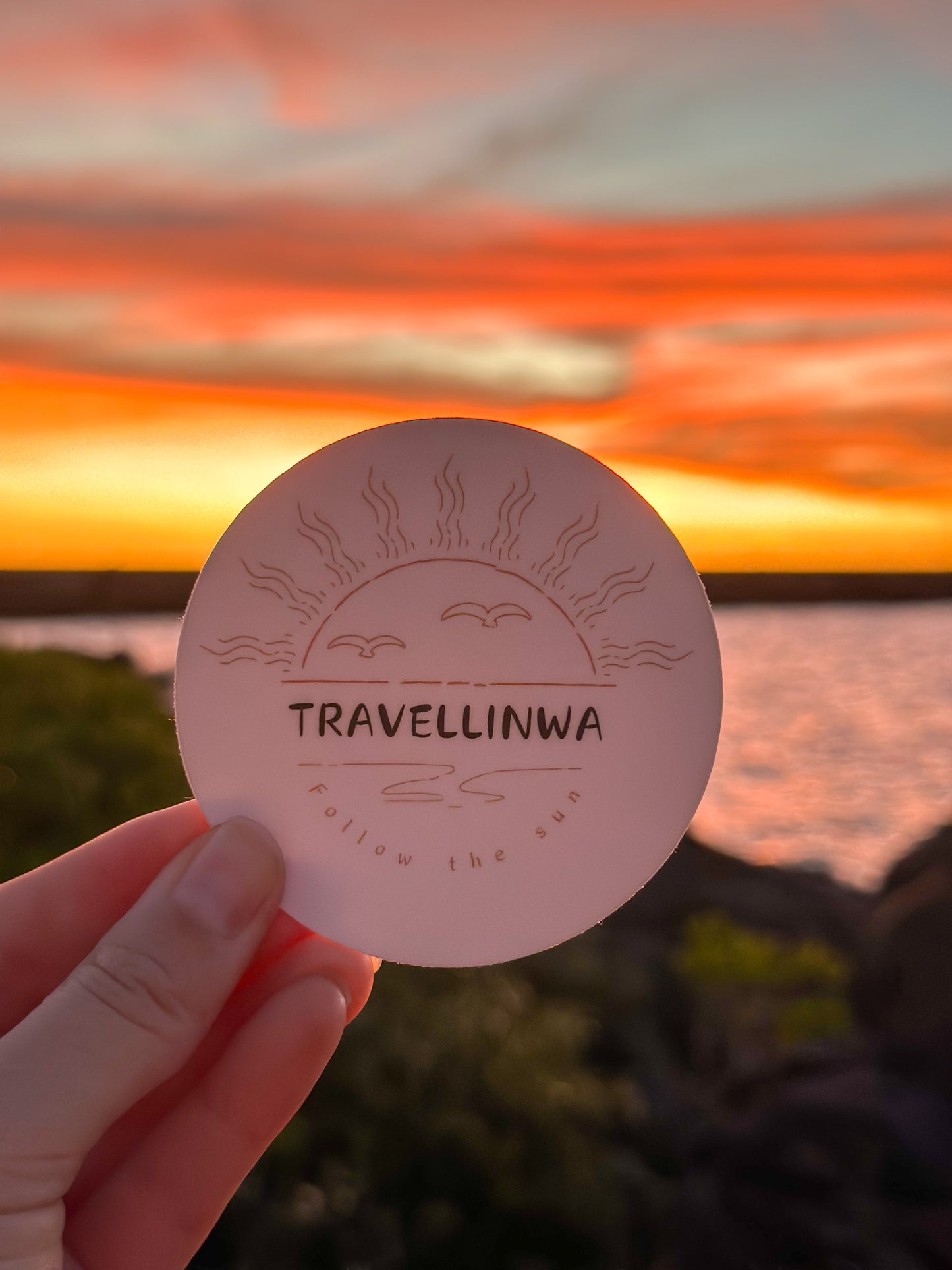 Round 'Travellinwa - Follow the sun' sticker